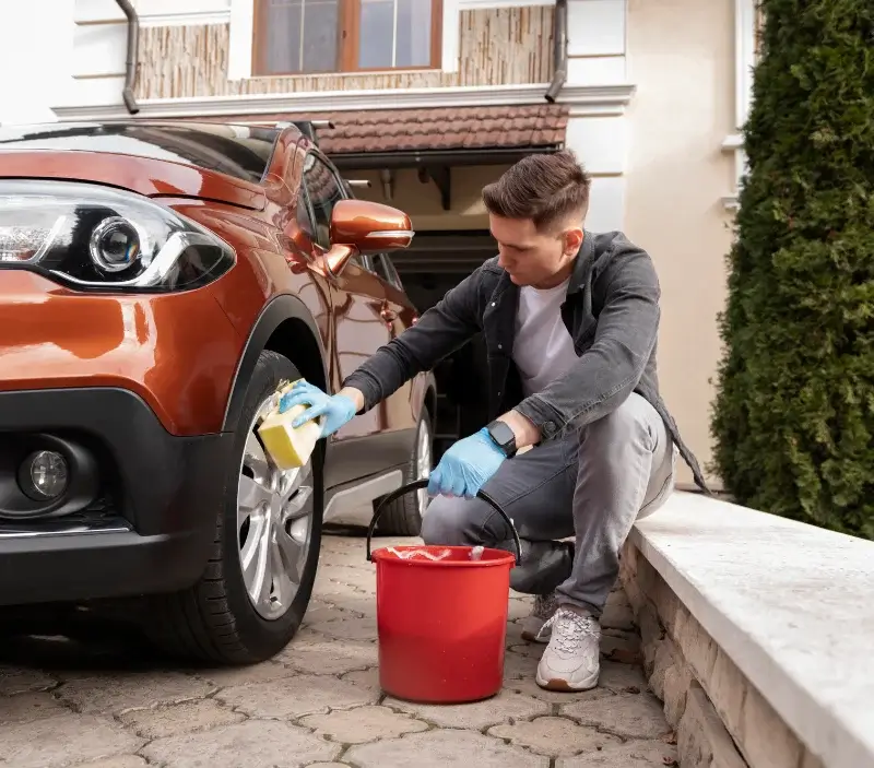 Lavage auto à domicile Cudot : professionnel intervenant sur un véhicule